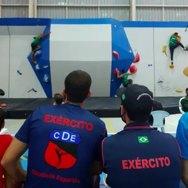 Militares da escalada esportiva se preparam para o boulder